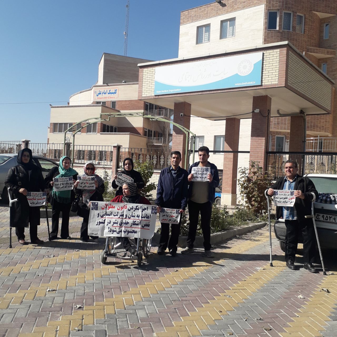 سنجاقِ امید یک معلول بر تن اردبیل؛ بانوی هنرمندی که تار و پود ۱۰ زندگی را با دستانش بافت سنجاقِ امید یک معلول بر تن اردبیل؛ بانوی هنرمندی که تار و پود ۱۰ زندگی را با دستانش بافت