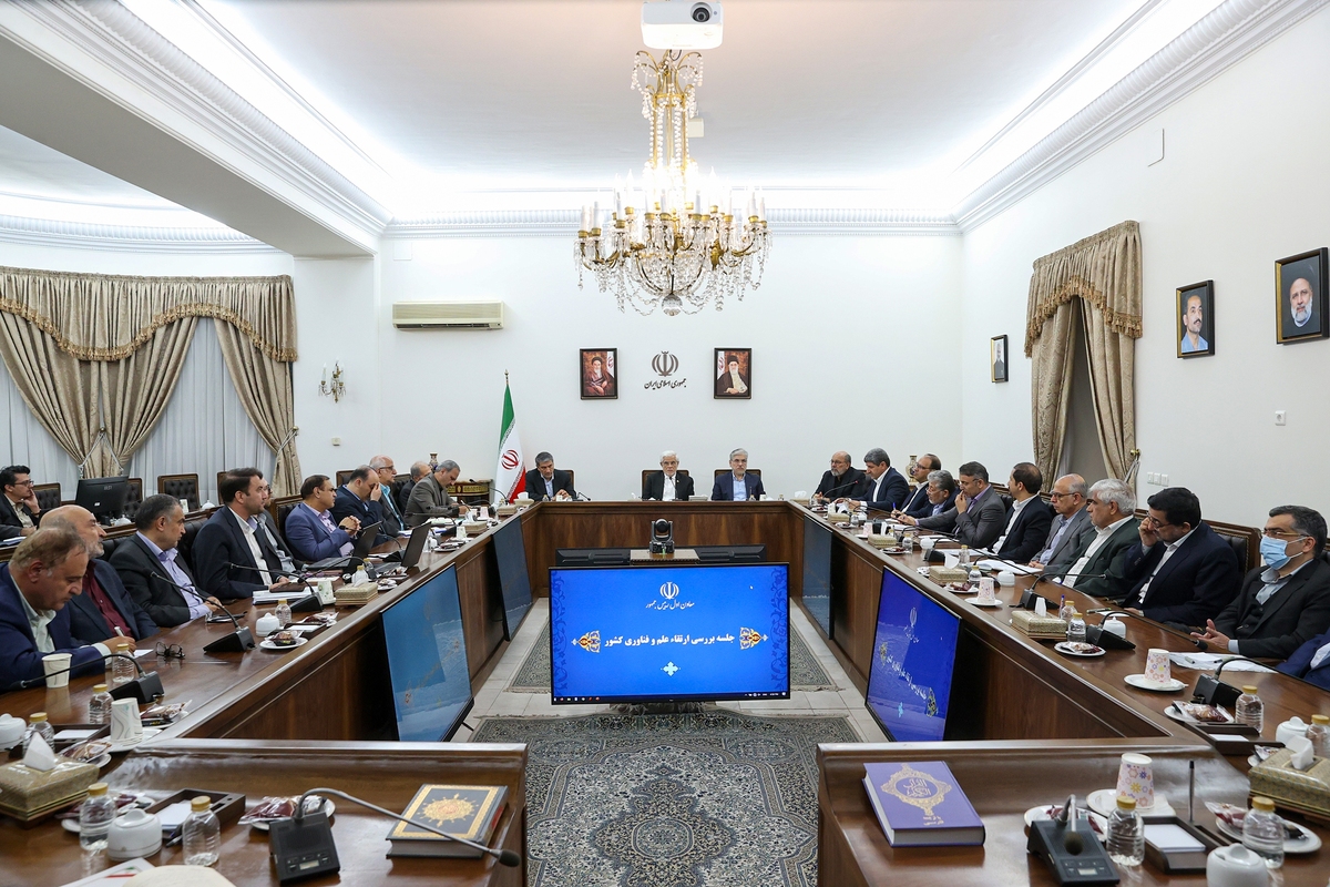 عارف: علم و فناوری در جایگاه اصلی خود قرار نگرفته است  ارتباط دانشگاه با صنعت باید تقویت شود