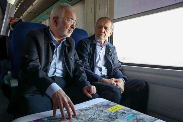 بازدید پزشکیان از خطوط راه آهن حومهای استان تهران بازدید پزشکیان از خطوط راه آهن حومهای استان تهران