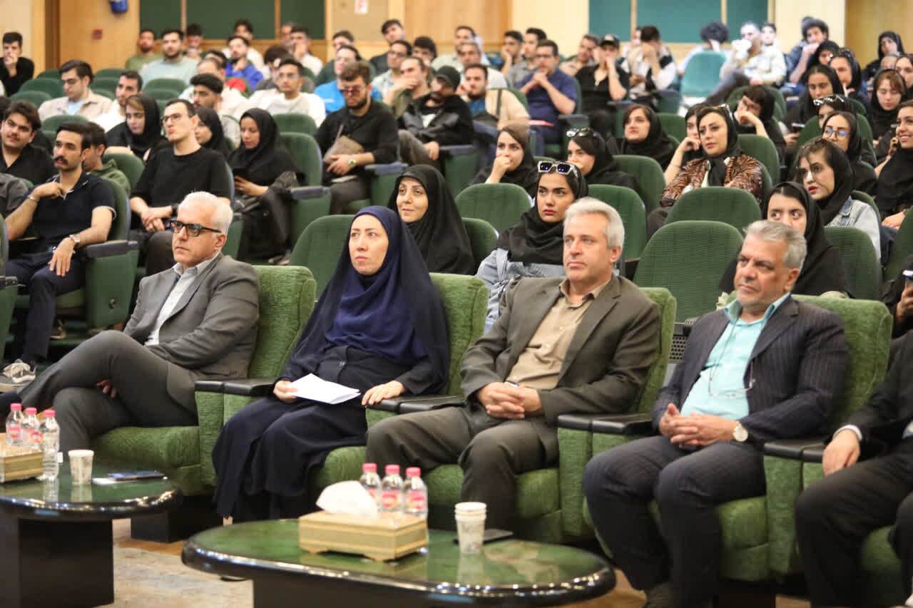 رسالت دانشگاه آزاد پرورش انسانهای متعهد، خلّاق و اهل تفکر است رسالت دانشگاه آزاد پرورش انسانهای متعهد، خلّاق و اهل تفکر است