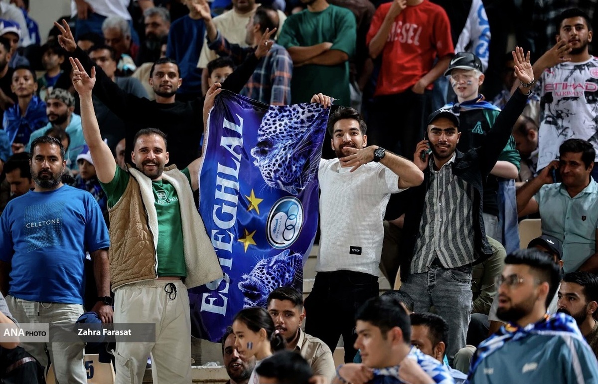 تشویق غفوری و مهدی‌پور توسط هواداران استقلال  روش عجیب تماشاگران برای ورود به استادیوم+فیلم