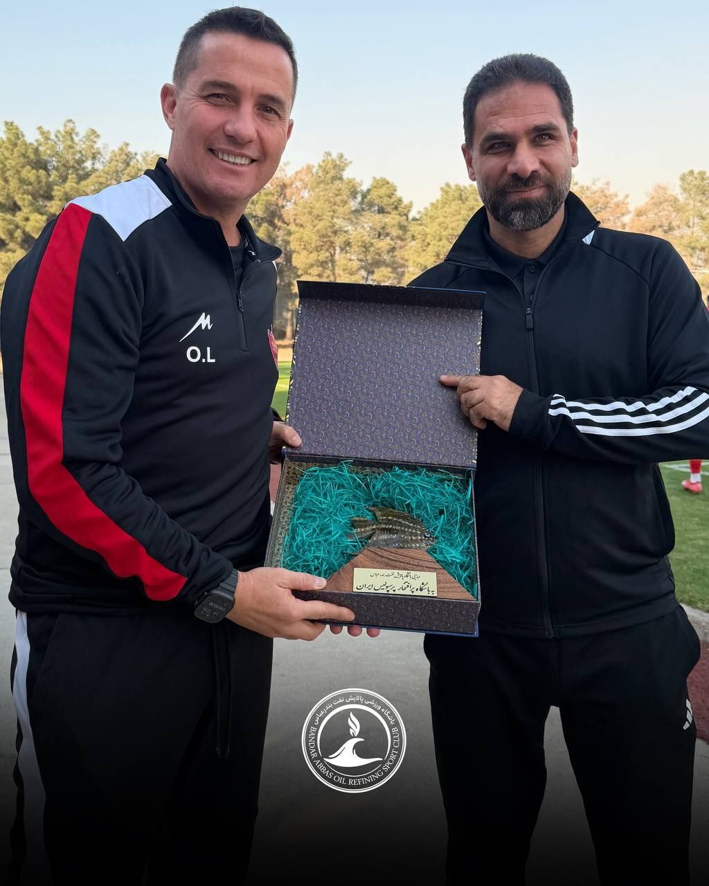 تندیس ویژه باشگاه پالایش نفت برای اوسمار+عکس تندیس ویژه باشگاه پالایش نفت برای اوسمار+عکس
