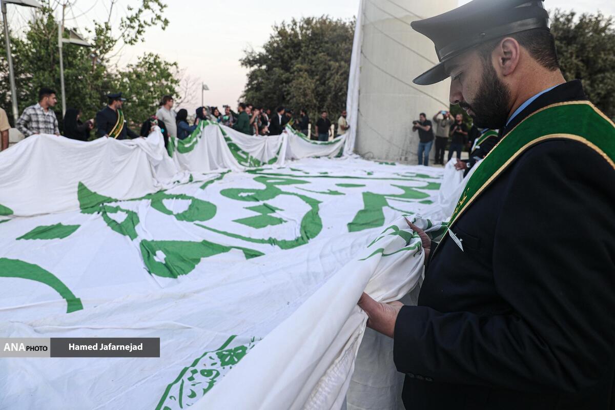 اهتزاز بزرگترین پرچم علوی در تهران