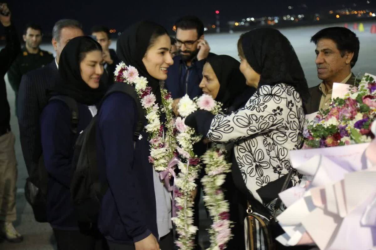 عکس| قدرشناسی مردم کرمانشاه از قهرمان تاریخ ساز