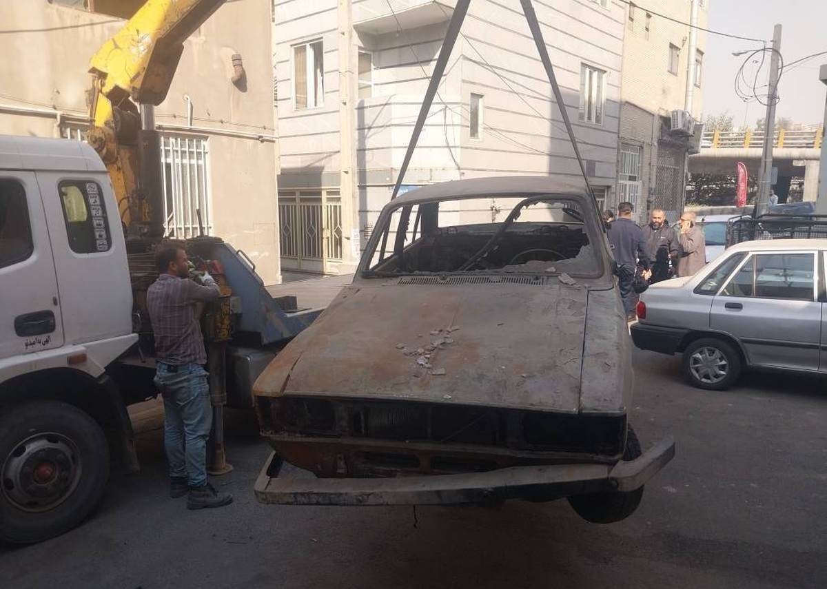 خودروهای فرسوده و رهاشده از معابر منطقه ۱۴ جمع‌آوری می‌شوند