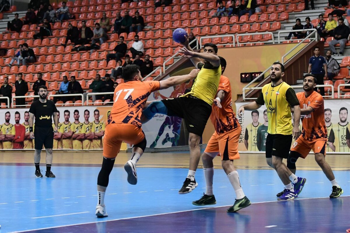هفته ششم لیگ برتر هندبال| نخستین تساوی در اراک رقم خورد  سایپا صدرنشین شد