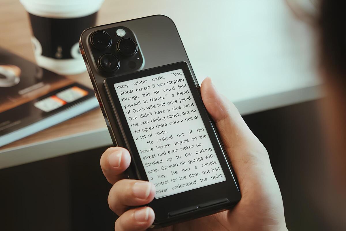 کتابخوان مغناطیسی ایکس‌تینک به پشت گوشی‌های هوشمند متصل می‌شود