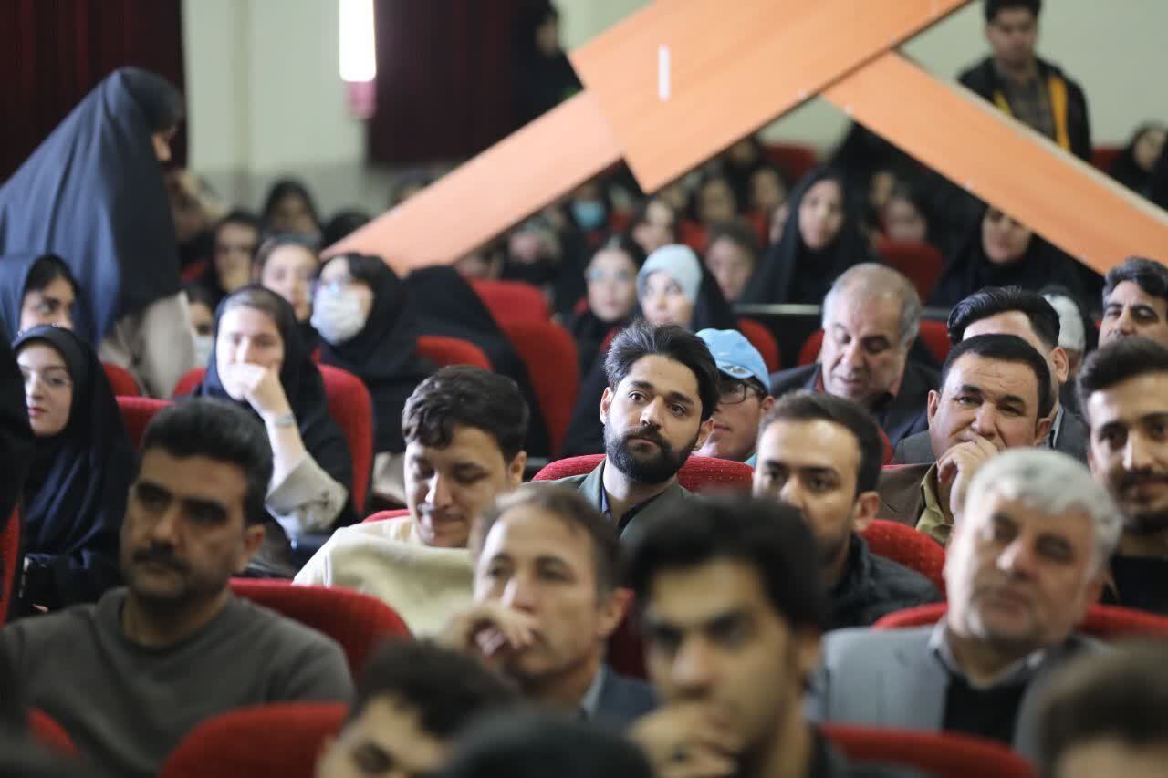 استاندار ایلام: دانشگاه باید سراغ نفت و گاز برود!/ خشاب دانشجو پُر است نه خالی استاندار ایلام: دانشگاه باید سراغ نفت و گاز برود!/ خشاب دانشجو پُر است نه خالی