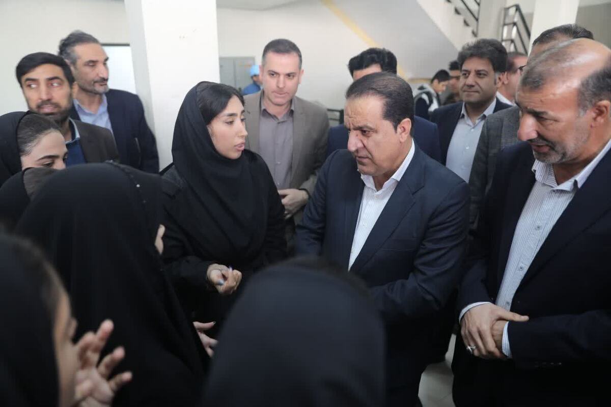 فیلم| دانشجویان با خشاب پُر رودرروی استاندار ایلام