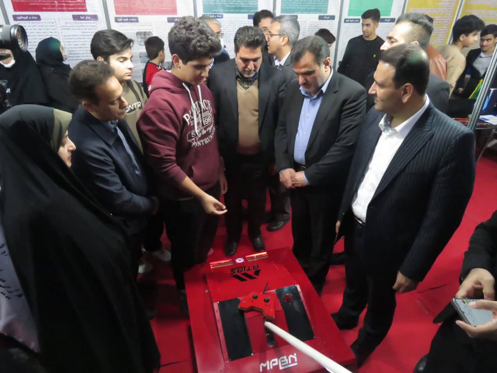 آغاز به کار «نمایشگاه نوآوری و فناوری کاشان ۱۴۰۴»/ خلّاقیتهای علمی دانشآموزان پیش چشم مسئولان آغاز به کار «نمایشگاه نوآوری و فناوری کاشان ۱۴۰۴»/ خلّاقیتهای علمی دانشآموزان پیش چشم مسئولان