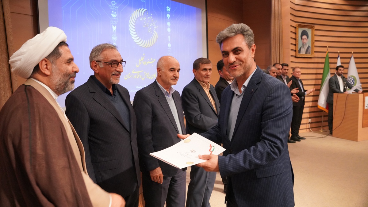 تندیس مدیر برگزیده پژوهش استان آذربایجان‌غربی به رئیس دانشگاه آزاد ارومیه رسید