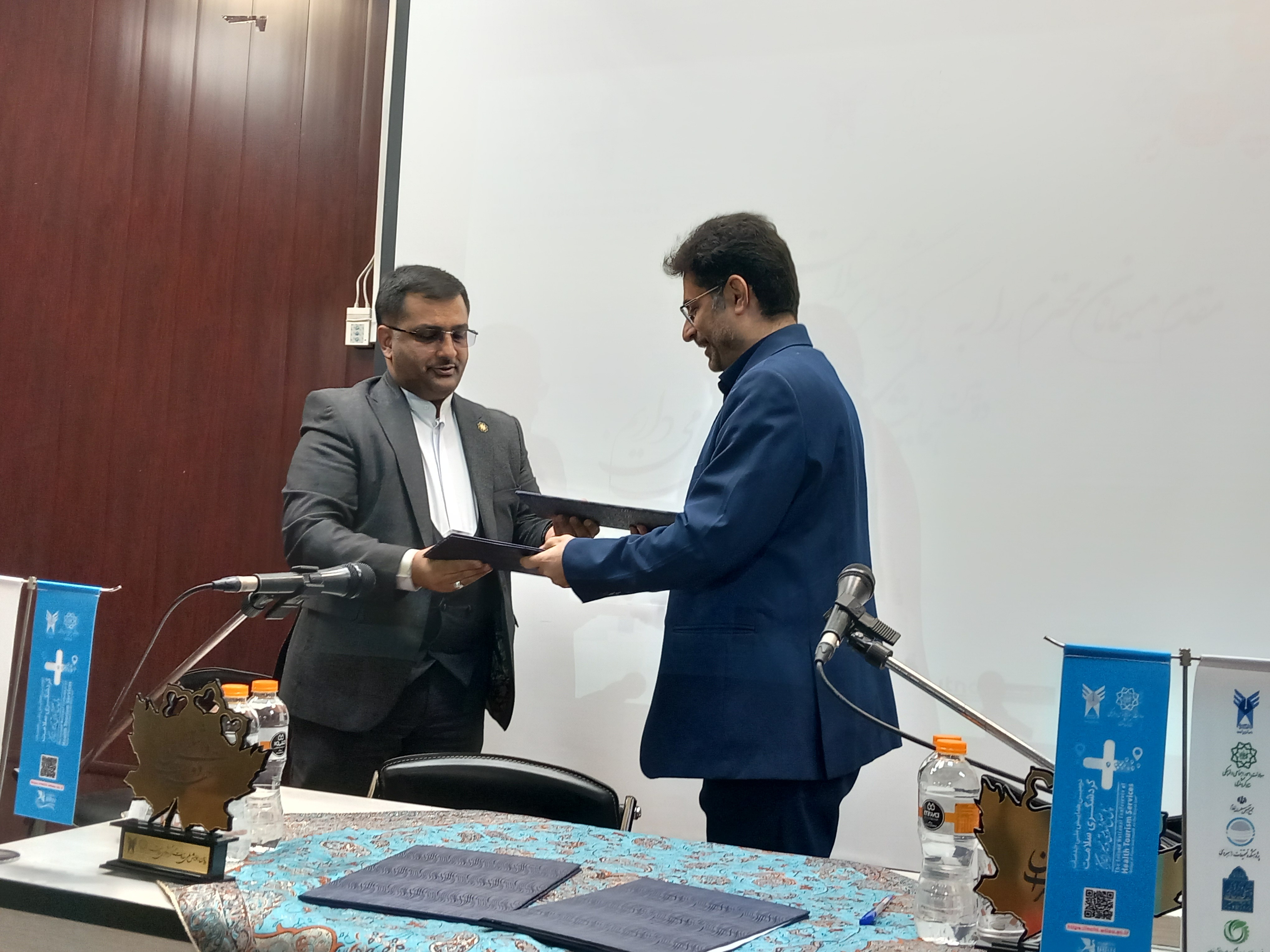 همگرایی دانشگاه و دولت برای توسعه در دومین همایش ملی خدمات گردشگری سلامت همگرایی دانشگاه و دولت برای توسعه در دومین همایش ملی خدمات گردشگری سلامت