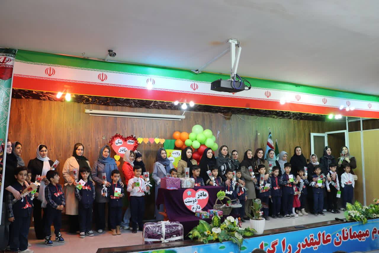 گل، لبخند و اشک شوق؛ اشک وقتی دستان کوچک شاخههای عشق را به بزرگان زندگی تقدیم کردند گل، لبخند و اشک شوق؛ اشک وقتی دستان کوچک شاخههای عشق را به بزرگان زندگی تقدیم کردند