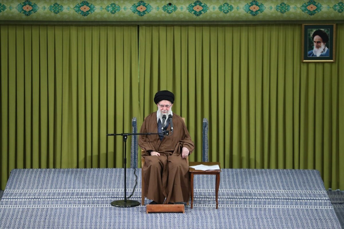 سخنان رهبر انقلاب نقشه میدانی یک نبرد طولانی  دشمن به سراغ دل‌ها و ذهن‌ها رفته است