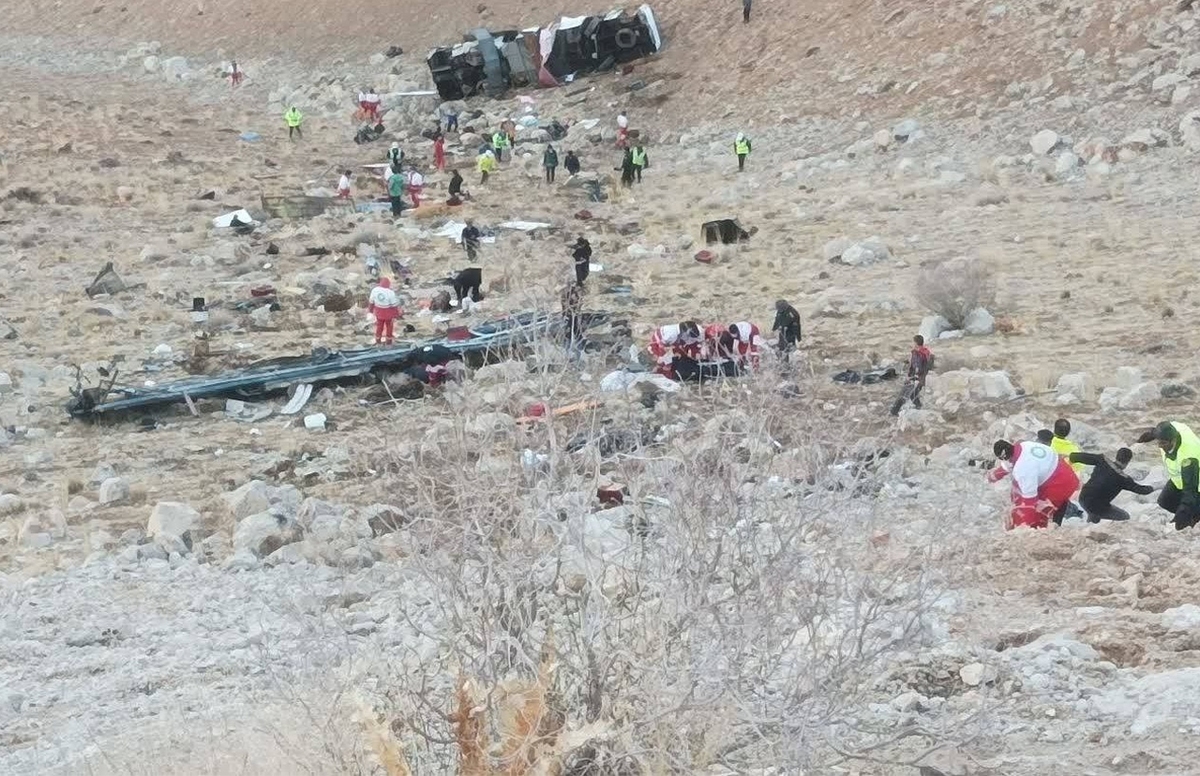 سقوط مرگبار اتوبوس تهران–یاسوج در گردنه ایلان‌دره؛ ۳ جان‌باخته و ۱۵ مصدوم