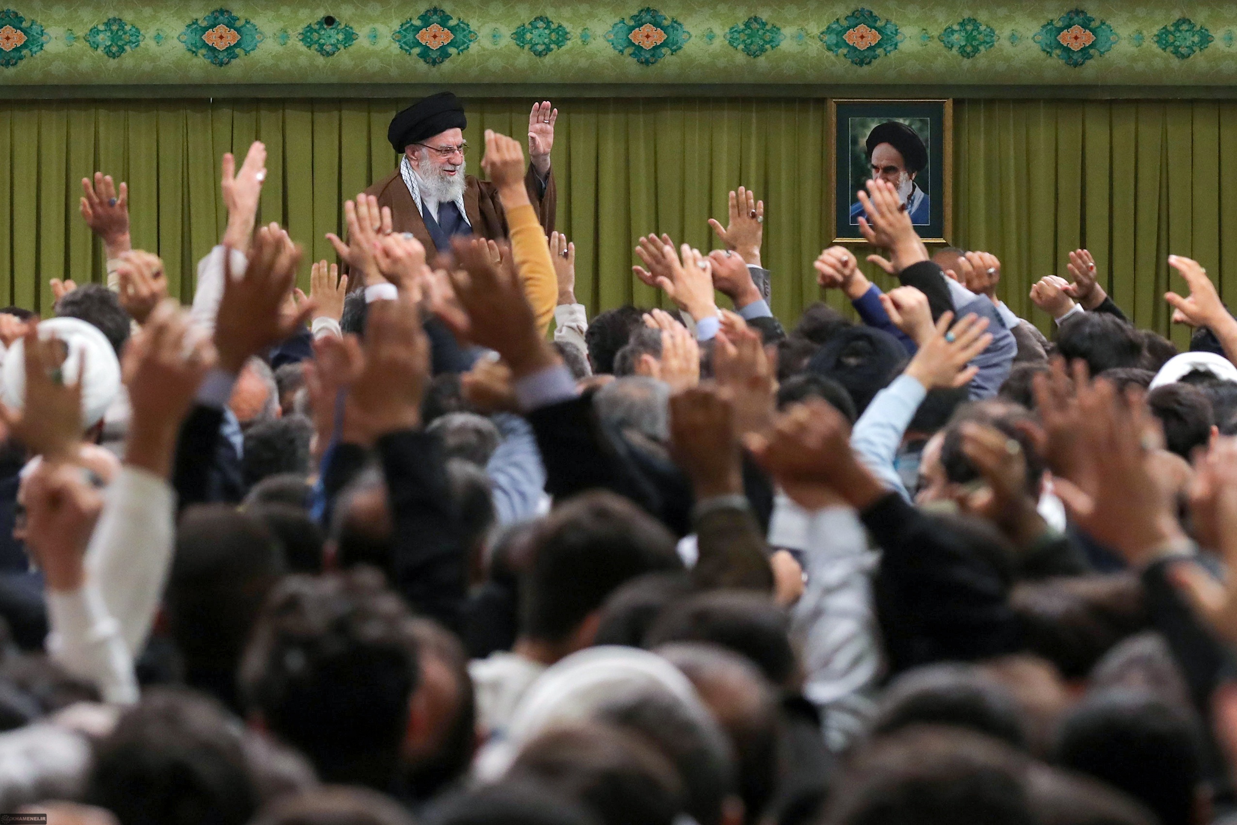 از «منشور روحانیت» تا «منشور مداحی»؛ رهنامه فرهنگی رهبر انقلاب برای نسل جدید مداحان از «منشور روحانیت» تا «منشور مداحی»؛ رهنامه فرهنگی رهبر انقلاب برای نسل جدید مداحان