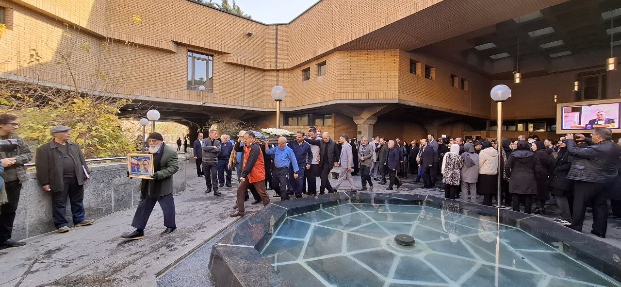 تشییع پیکر استاد کامران فانی از مقابل سازمان اسناد و کتابخانه ملی تشییع پیکر استاد کامران فانی از مقابل سازمان اسناد و کتابخانه ملی