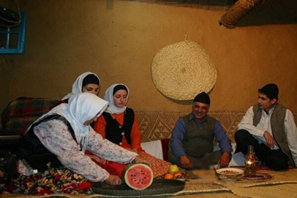 یلدا؛ شبی که ایران را دور یک سفره جمع می&zwnj;کند / از فال حافظ شیرازی تا &laquo;چله&zwnj;قاپی&raquo; آذربایجان/هفت استان،&zwnj; هفت روایت از یلدا