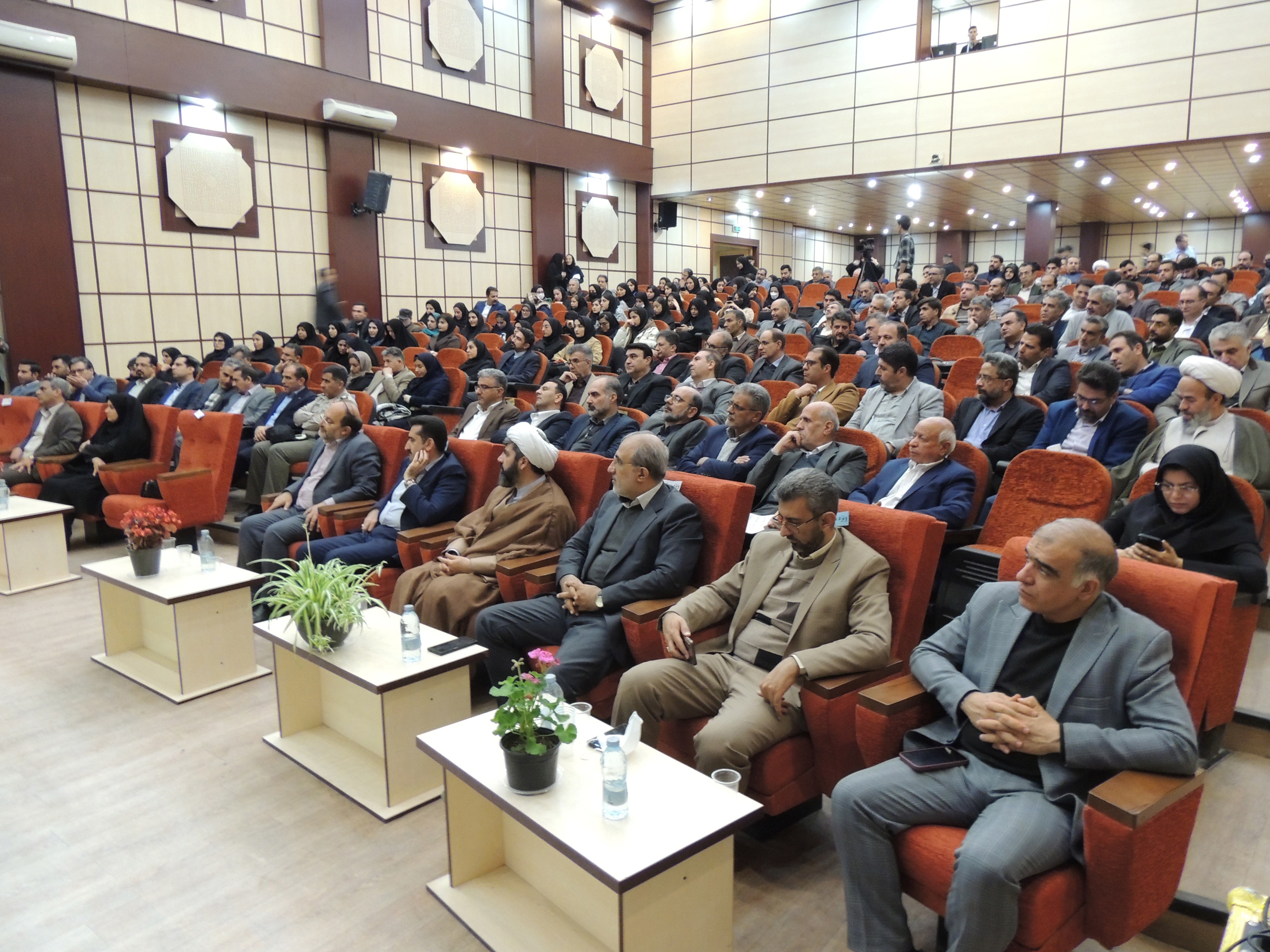 دهاقان با «آزمایشگاه برتر» و «پژوهشگران آیندهمحور» به حلمسئله اصفهان رفت دهاقان با «آزمایشگاه برتر» و «پژوهشگران آیندهمحور» به حلمسئله اصفهان رفت