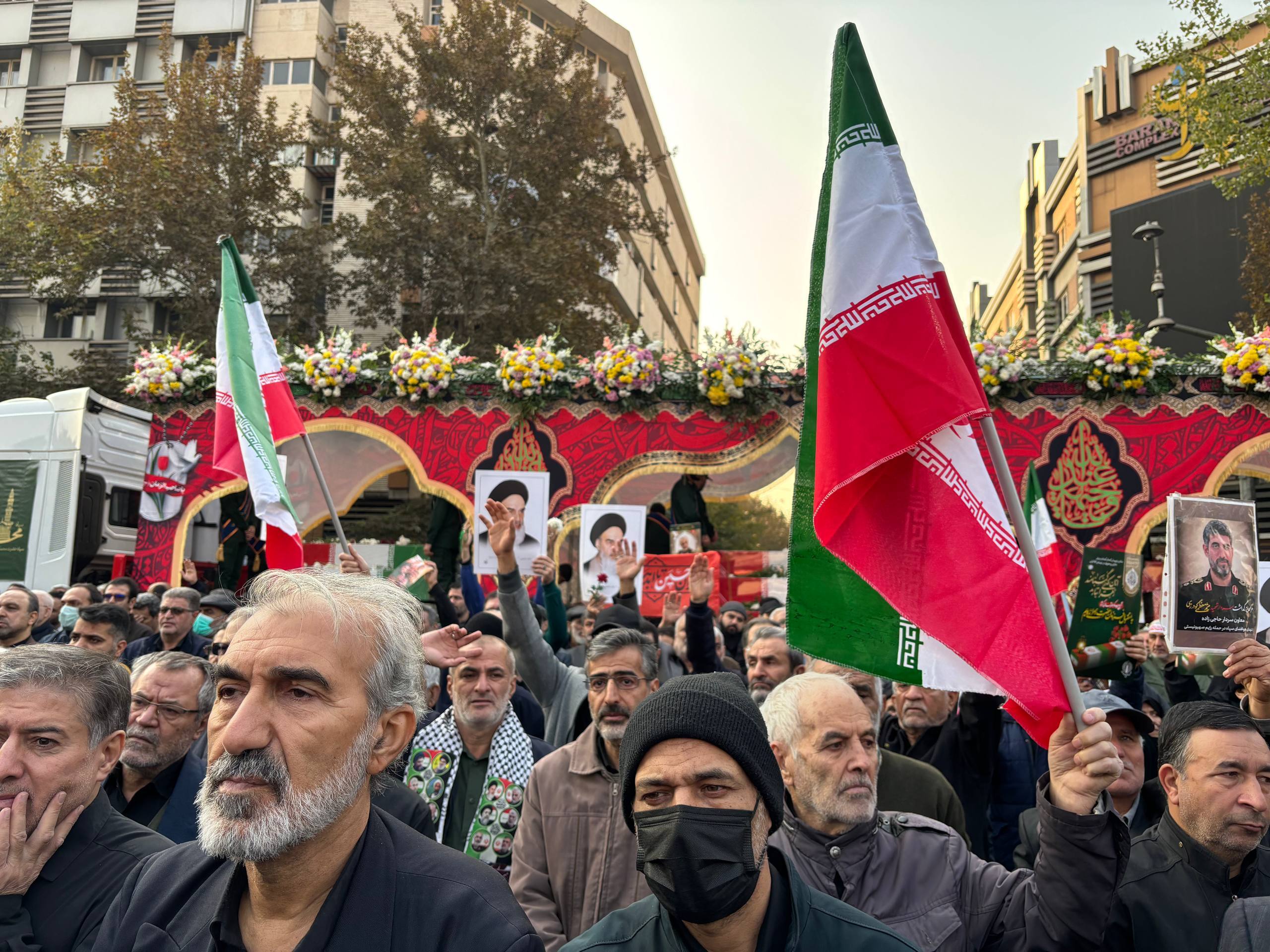 عطر لالههای خوشنام فاطمی در کوچههای تهران پیچید/ تشیع پیکر ۳۰۰ شهید در سراسر کشور عطر لالههای خوشنام فاطمی در کوچههای تهران پیچید/ تشیع پیکر ۳۰۰ شهید در سراسر کشور