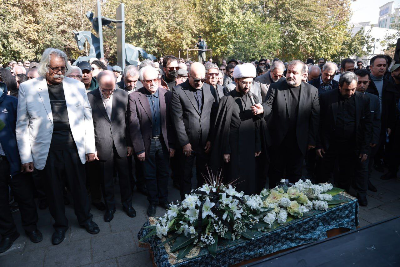 پیکر هادی مرزبان از مقابل تالار وحدت به خانه ابدی تشییع شد پیکر هادی مرزبان از مقابل تالار وحدت به خانه ابدی تشییع شد