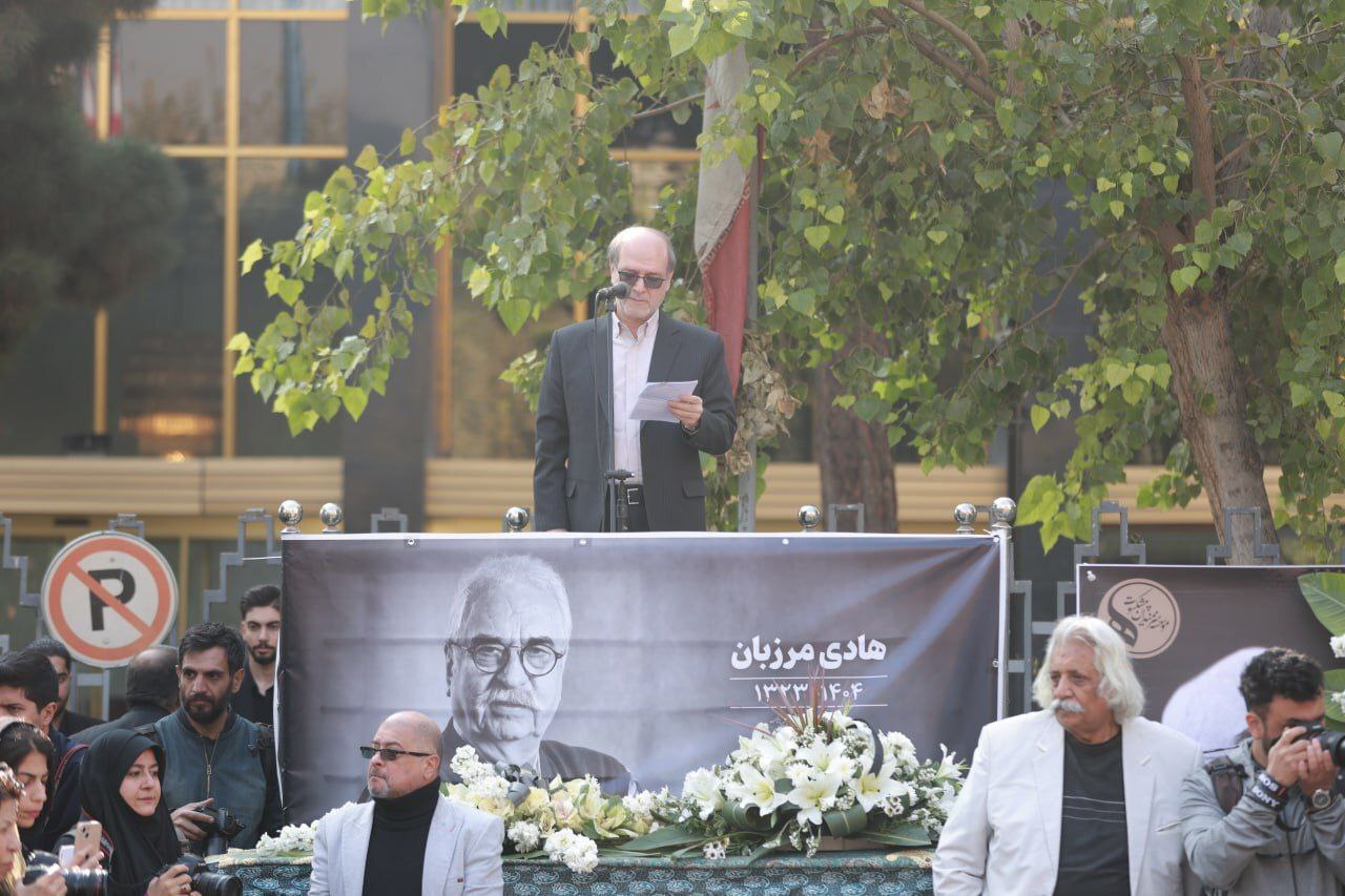 پیکر هادی مرزبان از مقابل تالار وحدت به خانه ابدی تشییع شد پیکر هادی مرزبان از مقابل تالار وحدت به خانه ابدی تشییع شد