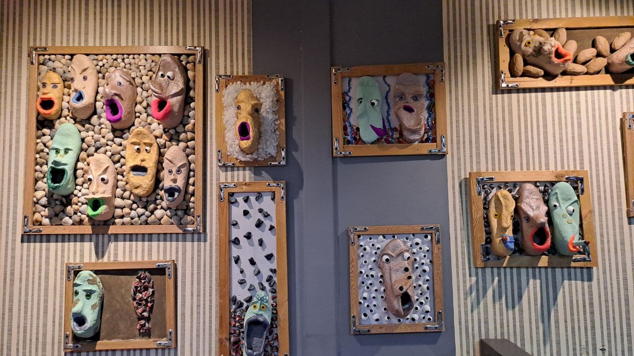 وقتی کفش‌ها قصه می‌گویند/ از پاپیه ماشه تا کاریکلماتور ؛ جهان فرهاد اسماعیلی روی صحنه