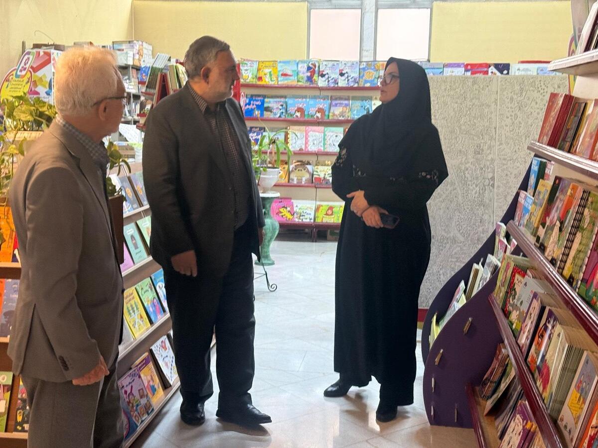 بازدید معاون امور فرهنگی و دبیرکل نهاد کتابخانه‌های عمومی کشور از کتابفروشی حافظ