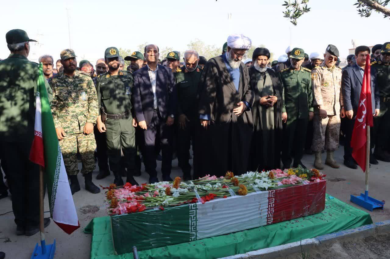 تپش قلب دشتی در آغوش فرزند خورشید/ قلم سِرّالاسرار؛ مزار شهید گمنام کلاسی برای درس ایثار تپش قلب دشتی در آغوش فرزند خورشید/ قلم سِرّالاسرار؛ مزار شهید گمنام کلاسی برای درس ایثار