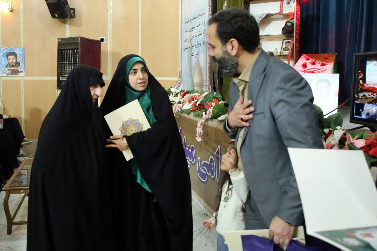 «سرمایه اجتماعی» کلید موفقیت گروههای جهادی در خدمت به مردم/ مادر شهیدان شجاعیفرد تقدیر شد «سرمایه اجتماعی» کلید موفقیت گروههای جهادی در خدمت به مردم/ مادر شهیدان شجاعیفرد تقدیر شد
