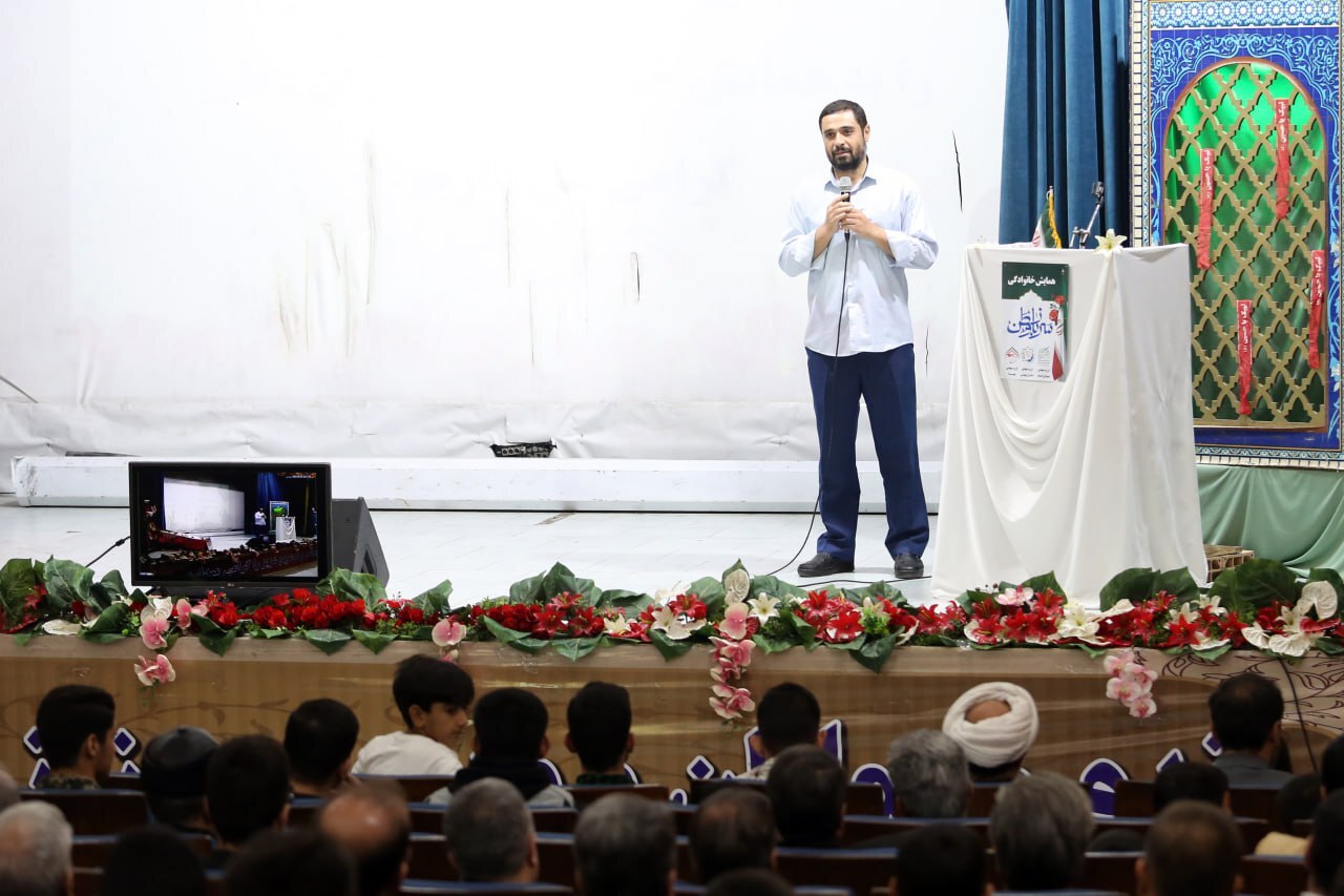 «سرمایه اجتماعی» کلید موفقیت گروههای جهادی در خدمت به مردم/ مادر شهیدان شجاعیفرد تقدیر شد «سرمایه اجتماعی» کلید موفقیت گروههای جهادی در خدمت به مردم/ مادر شهیدان شجاعیفرد تقدیر شد