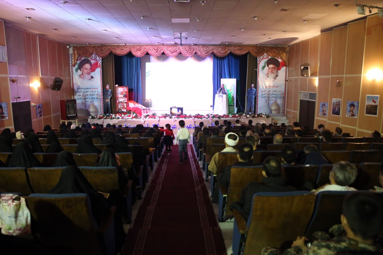 «سرمایه اجتماعی» کلید موفقیت گروههای جهادی در خدمت به مردم/ مادر شهیدان شجاعیفرد تقدیر شد «سرمایه اجتماعی» کلید موفقیت گروههای جهادی در خدمت به مردم/ مادر شهیدان شجاعیفرد تقدیر شد