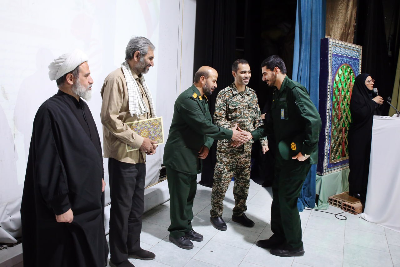 «سرمایه اجتماعی» کلید موفقیت گروههای جهادی در خدمت به مردم/ مادر شهیدان شجاعیفرد تقدیر شد «سرمایه اجتماعی» کلید موفقیت گروههای جهادی در خدمت به مردم/ مادر شهیدان شجاعیفرد تقدیر شد