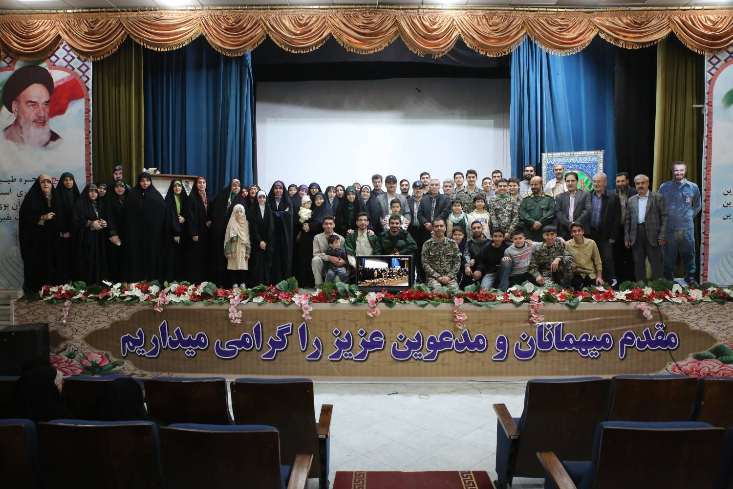 «سرمایه اجتماعی» کلید موفقیت گروههای جهادی در خدمت به مردم/ مادر شهیدان شجاعیفرد تقدیر شد «سرمایه اجتماعی» کلید موفقیت گروههای جهادی در خدمت به مردم/ مادر شهیدان شجاعیفرد تقدیر شد