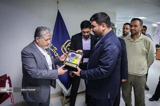 اهدای تندیس به بیژن رنجبر رییس دانشگاه آزاد اسلامی توسط محمدمهدی خیرجو مدیرعامل خبرگزاری آنا