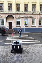 ربات های حمل سفارش غذا و محصولات سوپر مارکت در شهر مسکو روسیه