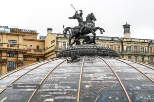 میدان مانژ مسکو- مجسمه سنت جورج و اژدها- میدان مانژ یک فضای باز عابر پیاده در قلب مسکو و یکی از شریان&zwnj; های اصلی مرکز شهر 