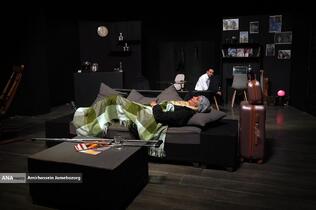 نمایش «لحظه درنگ می‌کند»