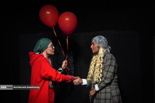 نمایش «لحظه درنگ می‌کند»