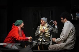 نمایش «لحظه درنگ می‌کند»