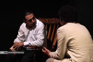 نمایش «لحظه درنگ می‌کند»