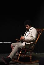 نمایش «لحظه درنگ می‌کند»