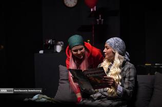 نمایش «لحظه درنگ می‌کند»