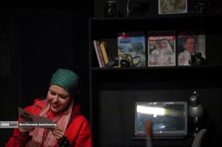 نمایش «لحظه درنگ می‌کند»