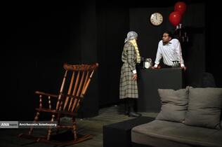 نمایش «لحظه درنگ می‌کند»