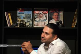 نمایش «لحظه درنگ می‌کند»