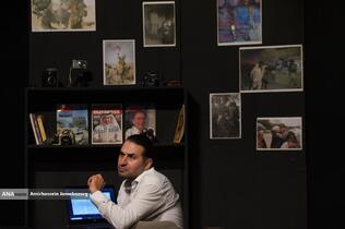 نمایش «لحظه درنگ می‌کند»