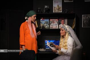 نمایش «لحظه درنگ می‌کند»