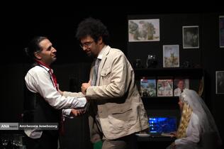 نمایش «لحظه درنگ می‌کند»