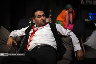 نمایش «لحظه درنگ می‌کند»